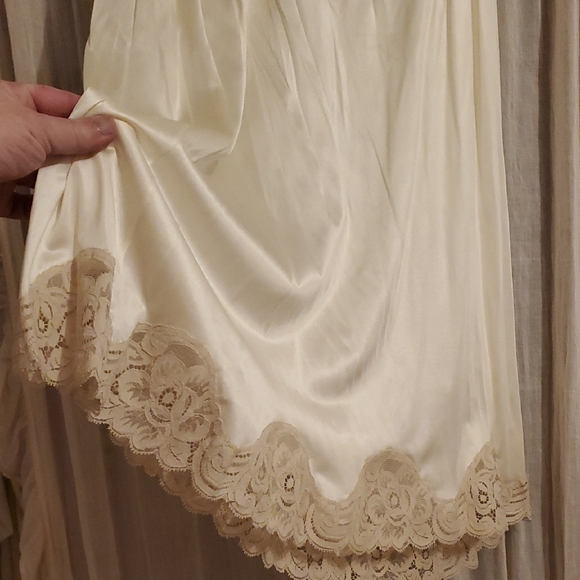 Vintage Satiny Lace Cream/ Off-white Petticoat/ Skirt Size M/L - Picture 2 of 4
